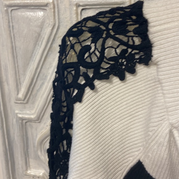 Romantic Embroidered off the shoulder sweater - Picture 3 of 8